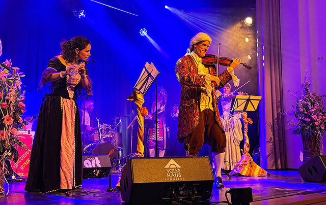 Das Mercurius-Sextett bestritt einen Teil des Neujahrskonzertes in barocken Kostümen. Auf der in Blau- und Lilatönen beleuchteten Bühne im Volkshaus stehen sechs Musikerinnen und Musiker in barocken Kostümen, zum Teil mit Perücken auf dem Kopf, und spielen ihre Instrumente. Dazu gehören Instrumente wie Geige, Querflöte, Bassgitarre und Schlagzeug.