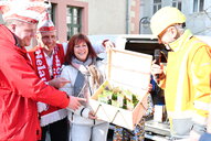 FCR-Schatzmeister und Faschings-Präsident sowie Stadtkämmerin und Bürgermeister zeigen die mit Saatgut gefüllte Holzkiste.