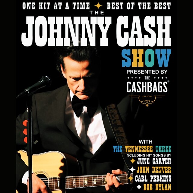Ein Double von Johnny Cash in schwarzem Anzug spielt Gitarre.