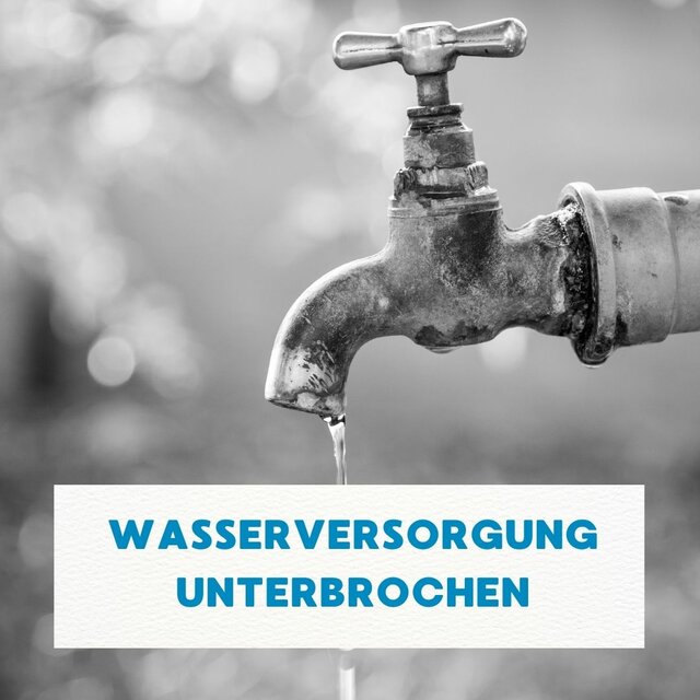 Ein schwarz-weiß Foto mit einem aufgedrehten Außen-Wasserhahn. Über den Wasserstrahl ist ein weißes Rechteck mit blauem Schriftzug "Wasserversorgung unterbrochen" gelegt.