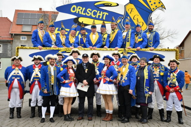 Gruppenbild mit Garde, Elferrat und Bürgermeister am Faschingswagen.