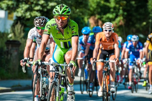 Radfahrer-Feld rollt durch einen Ort