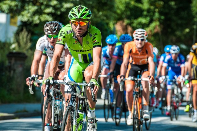 Radfahrer-Feld rollt durch einen Ort