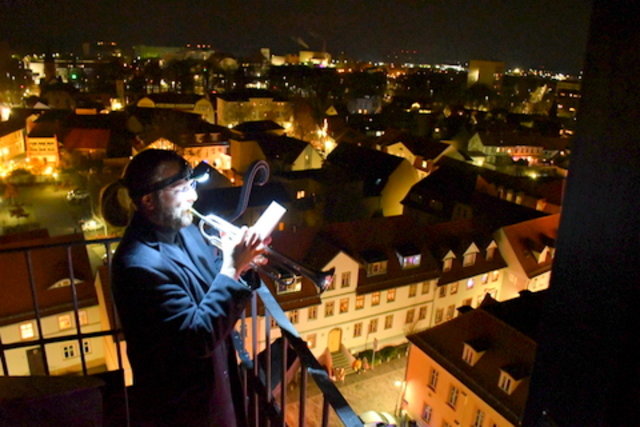 Carsten Tupaika spielt Trompete auf dem Turm der Bonifatiuskirche.