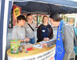 Böblinger Gemeinderätin unterhält sich mit mit Jugendlichen am Stand des Kinder- und Jugendparlaments.