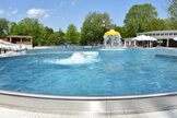 Nichtschwimmerbecken mit Strudel und Wasserpilz