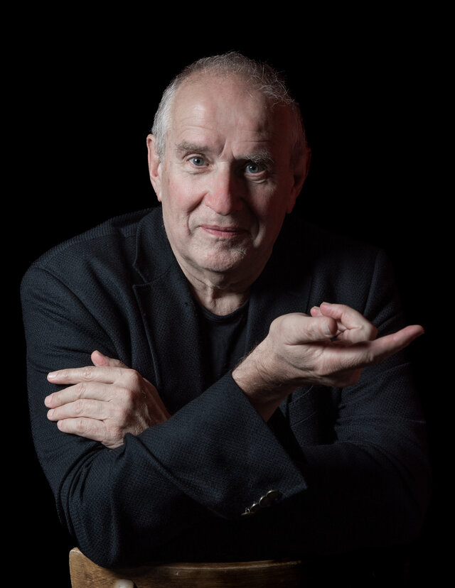 Matthias Deutschmann; Foto: Klaus Polkowski Foto von Matthias Deutschmann mit schwarzer Jacke vor schwarzem Hintergrund