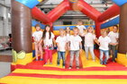 Kinder auf der Hüpfburg.