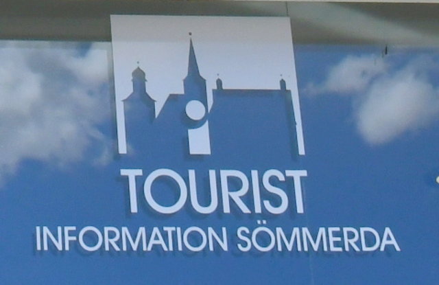 Fensterscheibe mit Schriftzug Tourist-Information