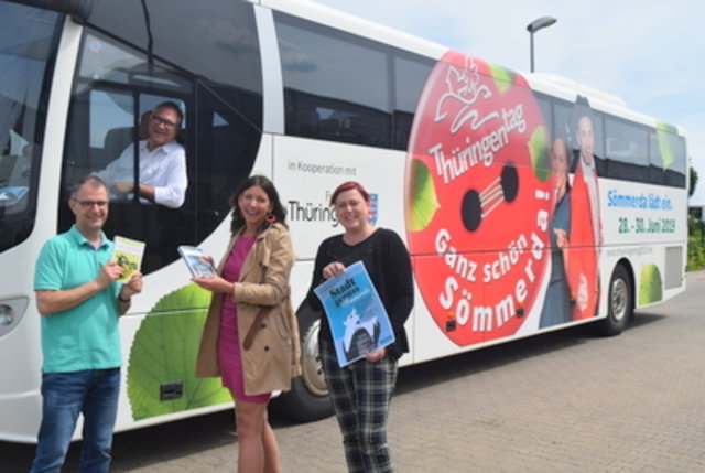 Steffen Hädrich, Wolfgang Kunz, Christn Klauder und Sandra Steinberg stehen am Thüringentag-Bus.