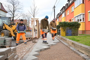 Der Fußweg wird gepflastert.