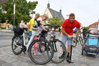 Tourbegleiter sorgten schon im Vorfeld für ausreichend Luft der Radreifen.