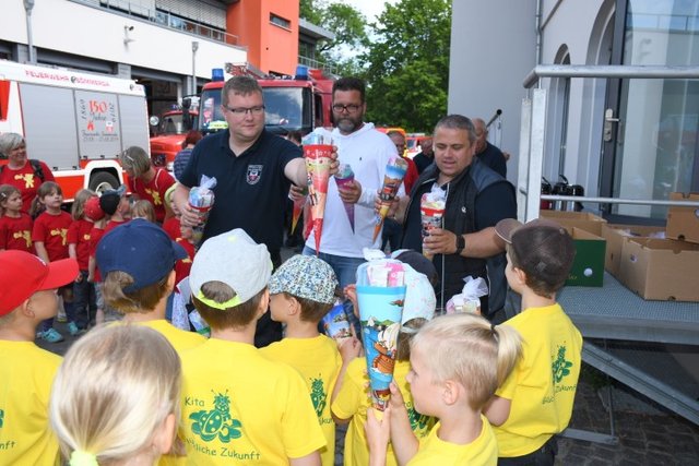 Stadtbrandmeister Stefan Schönfeld, Michael Schulz und Daniel Voigt, Vorsitzender Feuerwehrverein, (v. l.) verteilten die Zuckertüten an die Kinder.