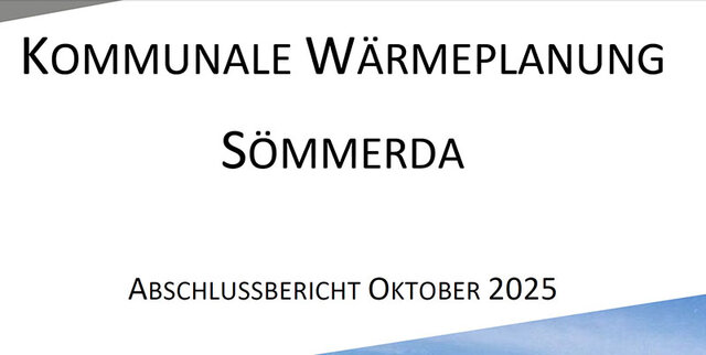 Auschnitt aus dem Deckblatt des Abschlussberichtes. Ein weißes Rechteck mit einer grauen oberen linken Ecke und einer hellblauen Ecke unten rechts. Auf dem weißen rechteck steht in schwarzer Schrift und in Großbuchstaben in zwei Zeilen Kommunale Wärmeplanung Sömmerda. Darunter steht Abschlussbericht Oktober 2025.