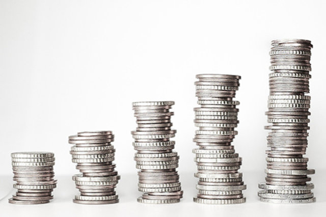 Geld zu Türmen aufgeschichtet