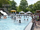 Badende im Nichtschwimmerbecken.