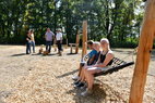 Mitglieder des KJP, Bürgermeister und Vertreter der Stadtverwaltung auf dem Spielplatz