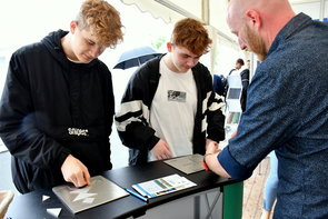 Interessierte Schüler am Stand der Metallwarenfabrik