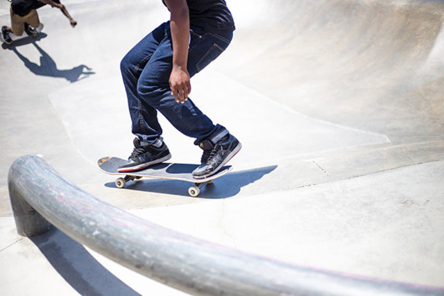 Ein Junge fährt auf einem Skateboard eine Halfpipe hinab. Foto: fancygrave1/Pixabay/