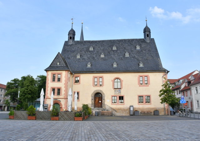 Blick vom Marktplatz auf die Vorderfront des Rathauses