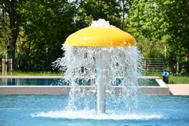 Sprudelnder Wasserpilz im Nichtschwimmerbecken