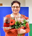 Evelyn Dahlke mit Blumen und Bürgerpreis