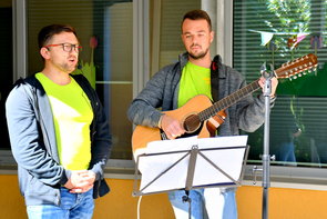 Ein Duo von der Band Little Talks performte Kinderlieder