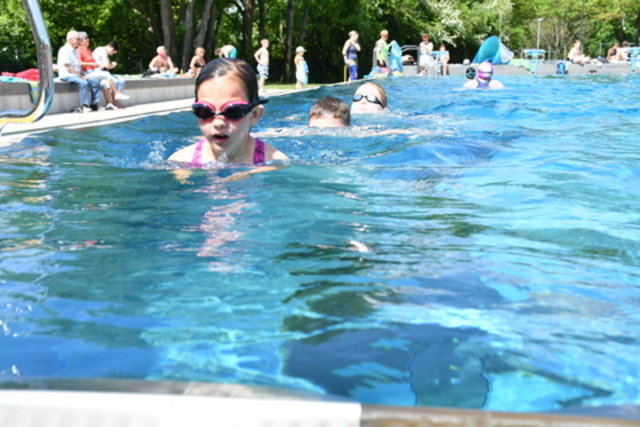 Schwimmende Kinder im Stadtbad