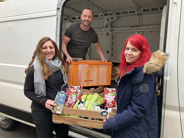 Zwei Frauen und ein Mann beladen eien Kleintransporter mit Werbematerialien wie Beuteln und Flyern, sowie Saftflaschen etc. für die Grüne Woche. Foto: Landratsamt Sömmerda