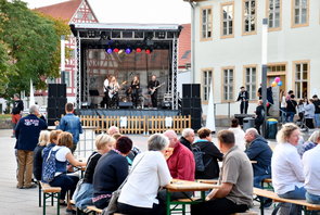 Band Aschegrau bespielt den Obermarkt