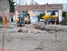 Mit verschiedenen Maschinen wurde der Einbau der Asphaltschicht vorbereitet.
