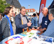 Vertreter des Böblinger Gemeinderates unterhalten sich am Stand des Seniorenbeirates der Stadt Sömmerda.