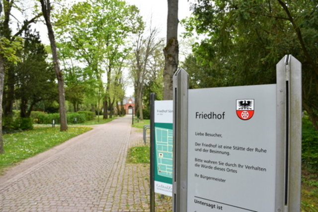 Der Eingangsbereich des Friedhofes in Sömmerda mit Hinweisschildern