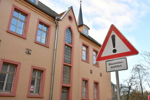 Ein Baustellenschild an der Rathaus-Nordseite