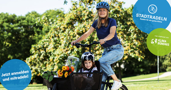 Mutter mit ihren Kind sitzen auf einen Fahrrad. Im Hintergrund ist ein Park. Es herrscht Sonnenschein. Auf dem foto befinden sich grafische Elemente in Form von Kreisen mit dem Logo von der STadtradelnkampagne