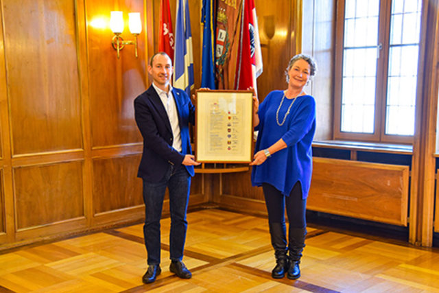 Böblingens Oberbürgermeister Dr. Stefan Belz und Städtepartnerschafts-Verantwortliche Annett Fischer mit der Gemeinsamen Erklärung. Foto: Stadtverwaltung Böblingen