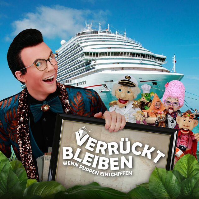 Plakat der Veranstaltung "VERRÜCKT BLEIBEN – Wenn Puppen einschiffen" am 30.03.25 im Volkshaus Sömmerda. Links zu sehen ist der lachende Roy Reinker im bunten Anzug. Rechts sind verschiedene Puppen und im Hintergrund ein großes Schiff abgebildet.