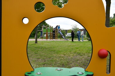 Blick vom Kleinkindspielgerät auf die Turmkombi
