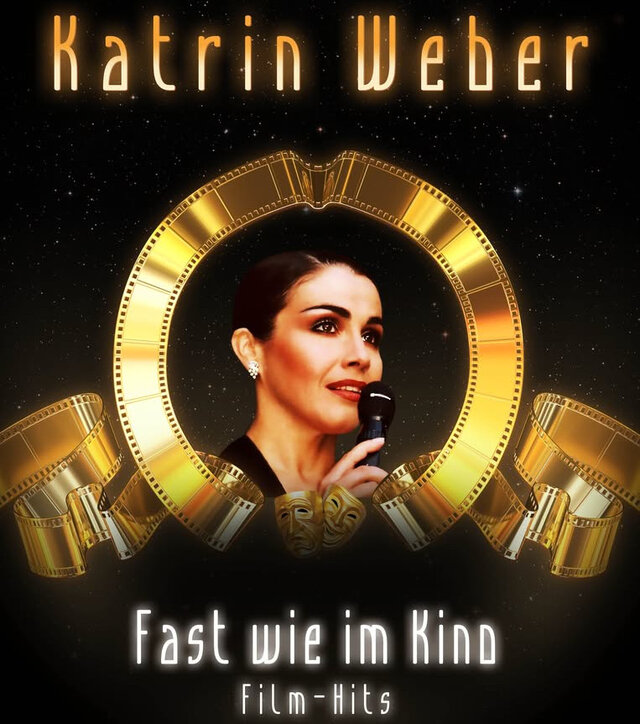 Plakat zeigt Katrin Webder als Portraitfoto mit Mikrofon in der Hand und um die als Kreis eine Filmrolle, daneben steht Fast wie im Kino - Film-Hits