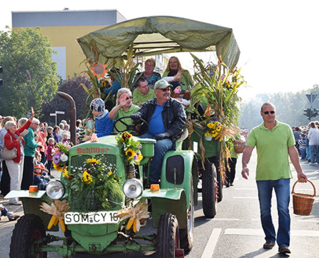 Der Förderverein mit Traktor beim Ernteumzug