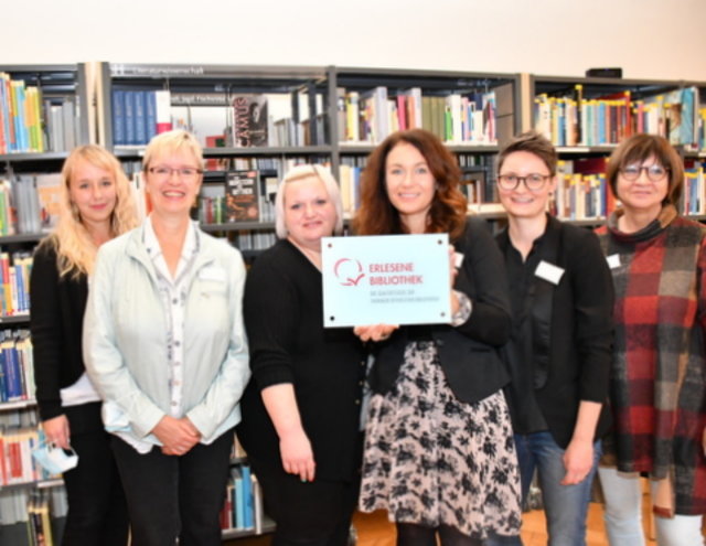 Bibliotheks-Team mit der Plakette