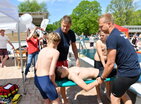 Wasserwacht-Mitglieder zeigen die Rettung einer Person.