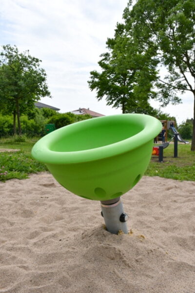 Der Drehkreisel, in den sich Kinder setzen und um ihre eigene Achse drehen können Der Drehkreisel, in den sich Kinder setzen und um ihre eigene Achse drehen können