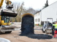 Bitumen wird vom Radlader gekippt.