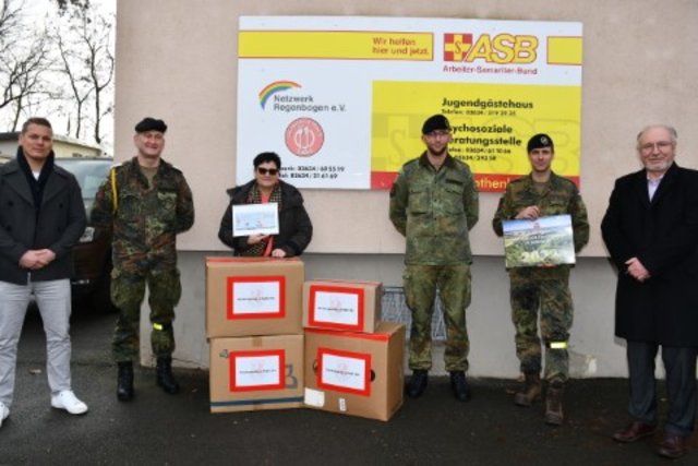 Bundeswehr überreichte Spenden an Netzwerk Regenbogen e. V. 