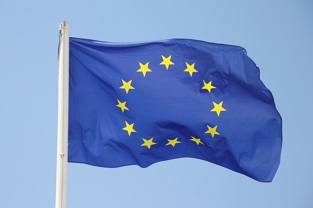 Europäische Fahne mit blauem Hintergrund und im Kreis angeordnete Sterne 
