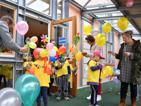 Kinder bekommen Luftballons