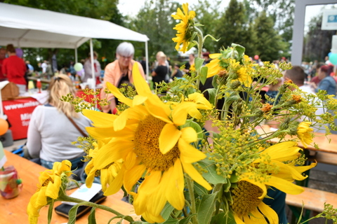 Tisch mit Blumenstrauß