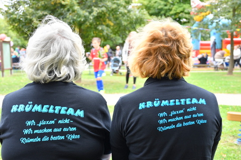 Erzieherinnen mit Aufschrift auf T-Shirt