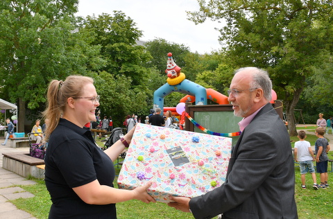 Bürgermeister und Kita-Leiterin mit Geschenk